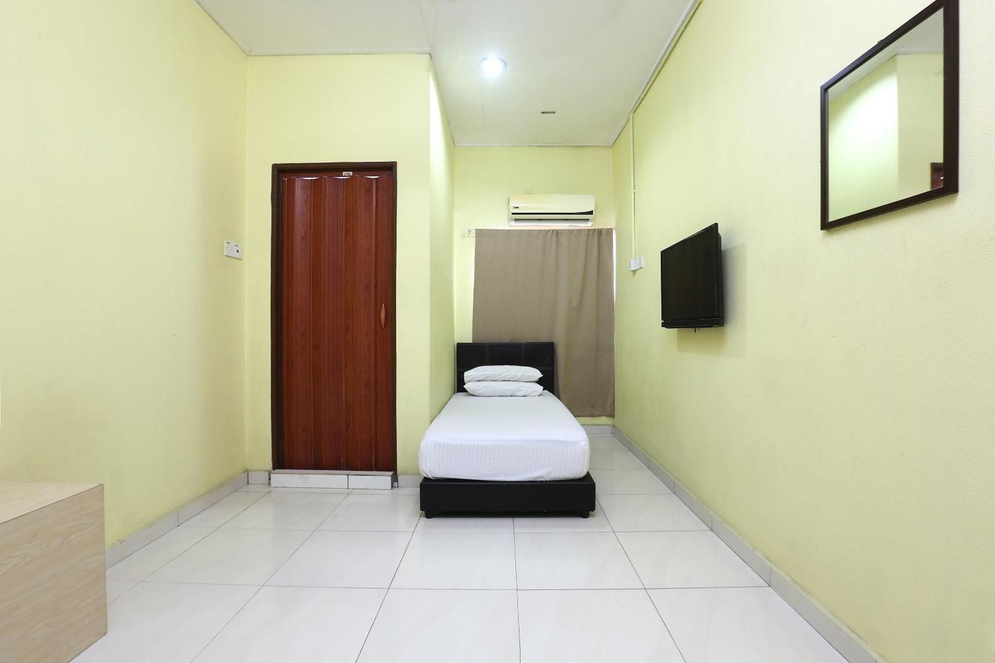 Oyo 89925 Innap Kota Bharu Esterno foto